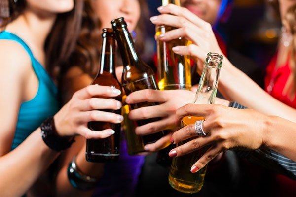 Chất cồn trong rượu bia sẽ làm cơ thể mất nước, khi cơ thể mất nước, dù chỉ 3% cũng đủ khiến đầu óc bạn choáng váng. Chất cồn trong rượu bia sẽ làm cơ thể mất nước, khi cơ thể mất nước, dù chỉ 3% cũng đủ khiến đầu óc bạn choáng váng. (Nguồn shutterstock).